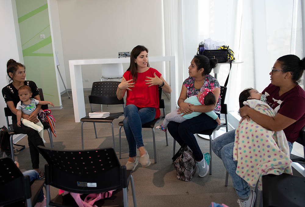 Adriana talks with mothers about nutrition