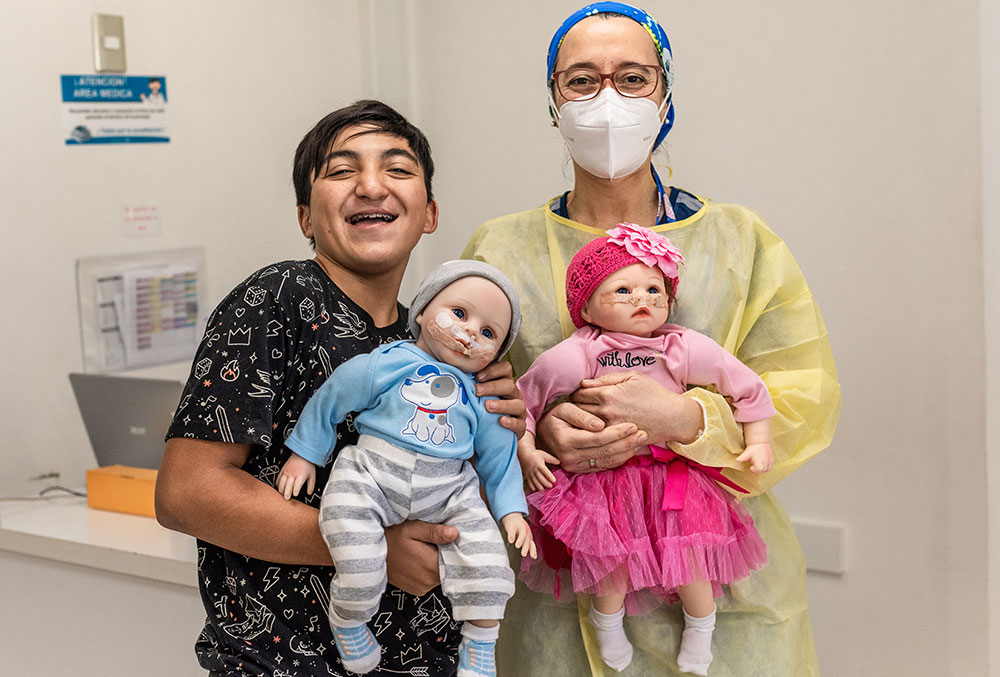 Vicente and Caroline holding Smile Train dolls