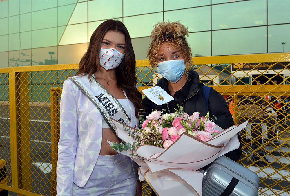 Yely and Elle at Lima airport