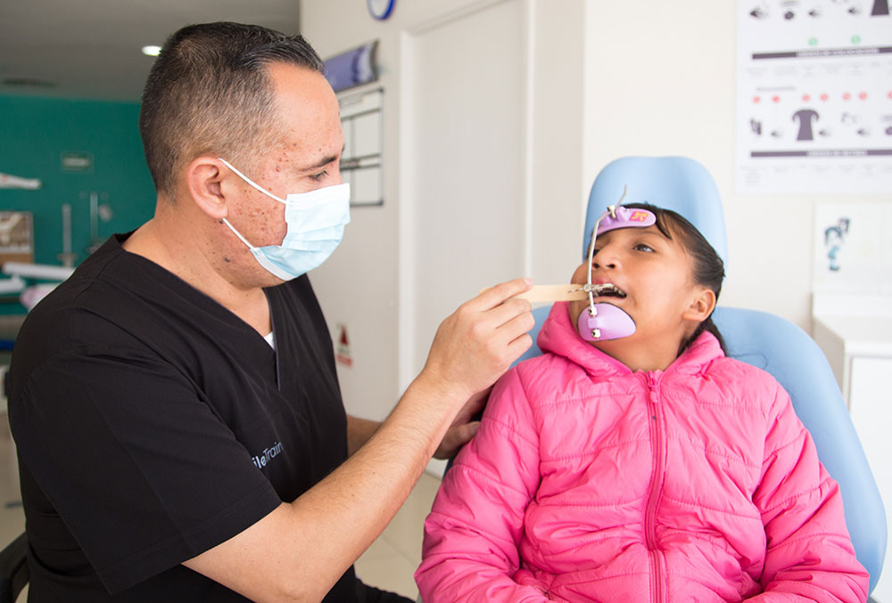 Kendra visiting the dentist while wearing a special orthodontic device