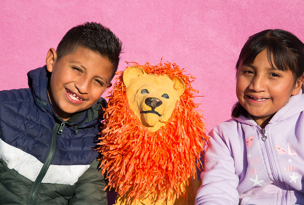 Alex and Kendra with a stuffed lion