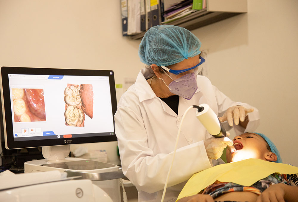 A technician at FISULAB using the Primescan AC