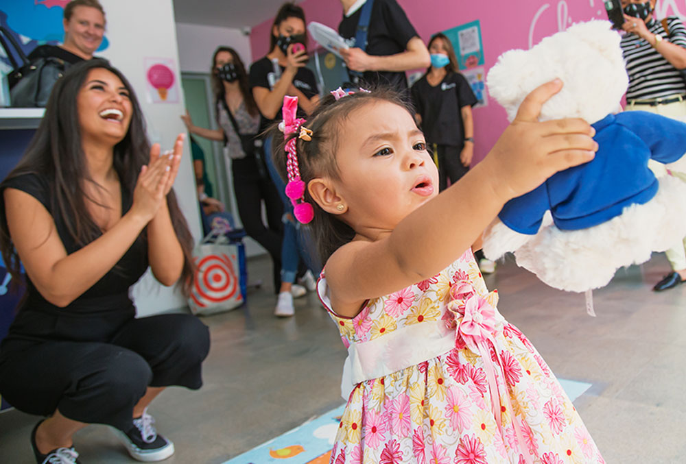 Brenda playing with Smile Train patient Violeta in the lobby at Clinicas Noel’s cleft clinic 