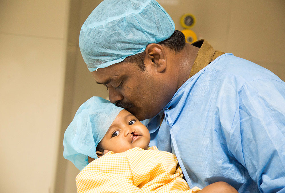 Arun kissing Jaya before her surgery 