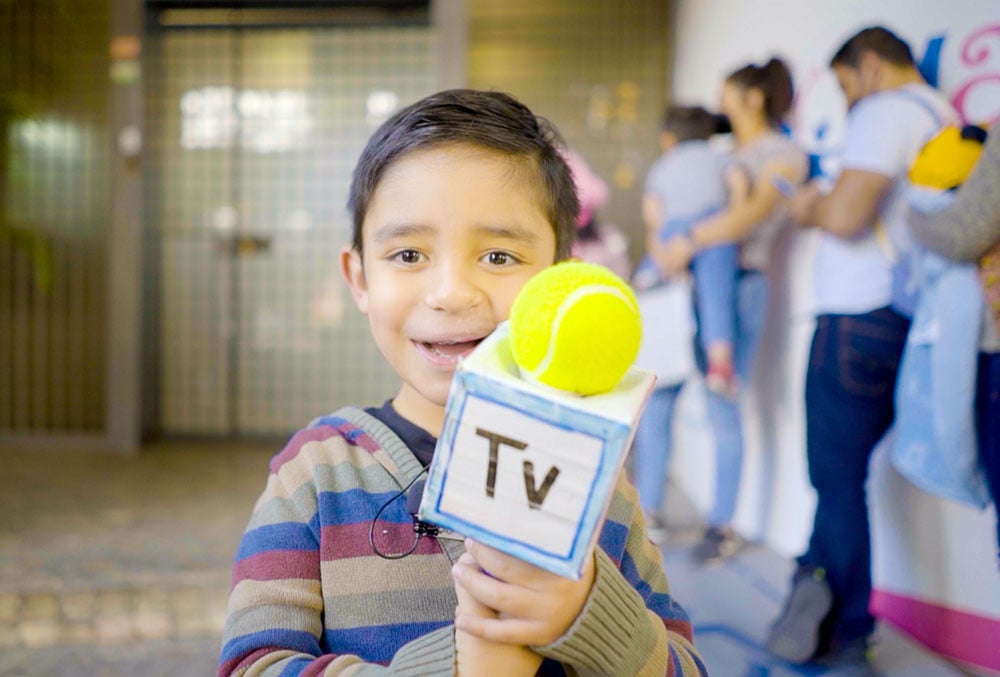 Damian bringing his microphone around Centro SUMA