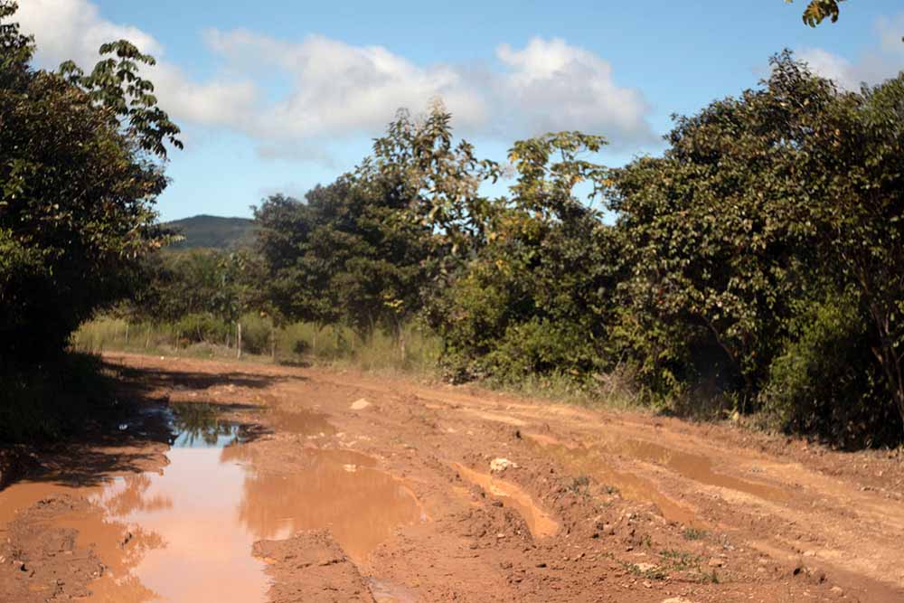 Dirt road leading to Fidel's house