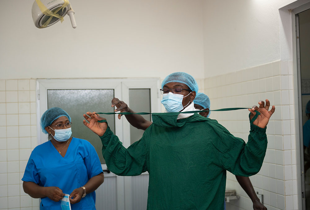 Dr. Akakpo-Numado scrubbing into a cleft surgery