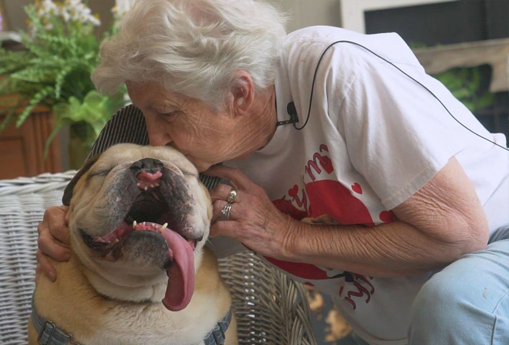 Jean Roe kisses Stanley