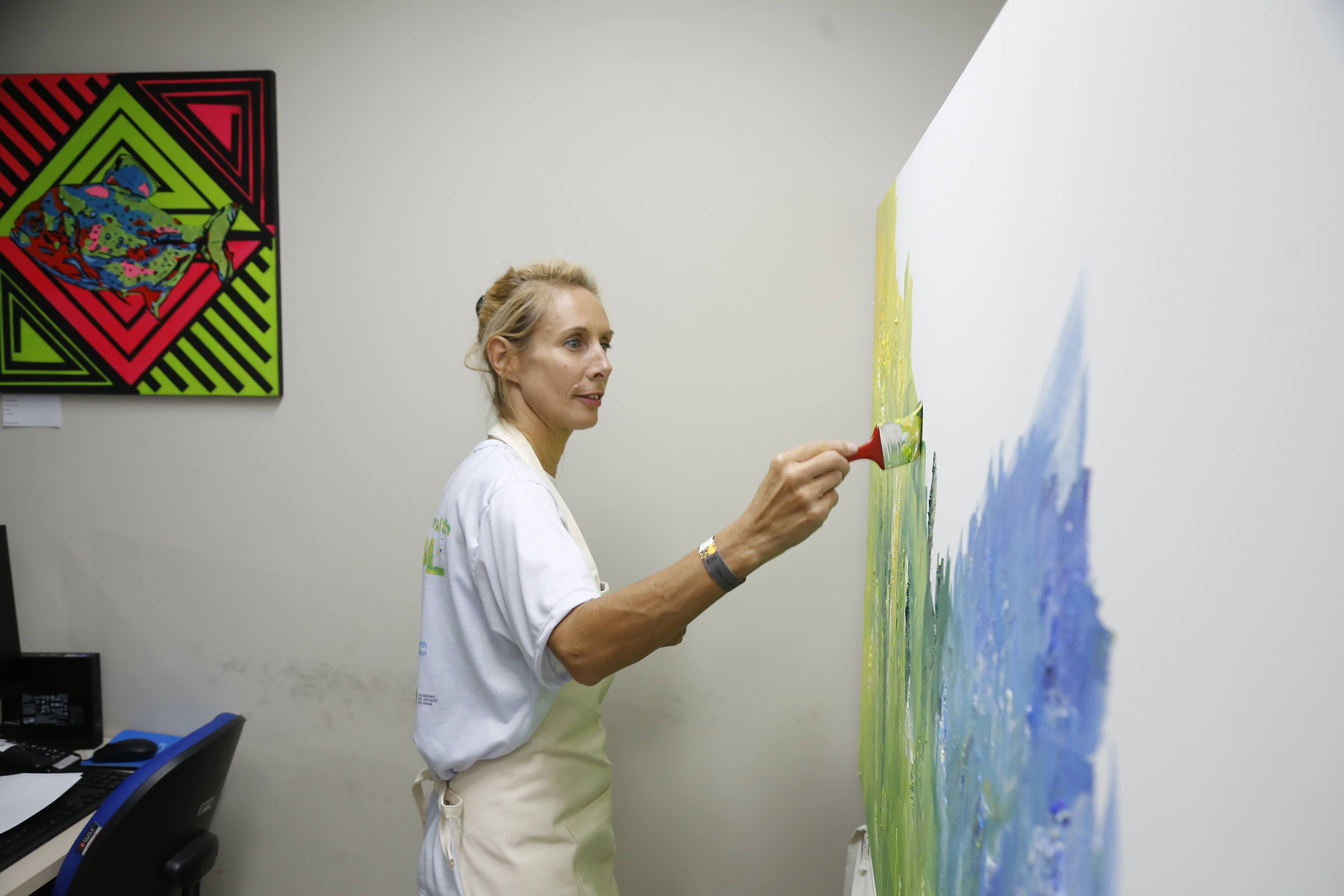 Artist Isabelle Wachsmuth paints mural