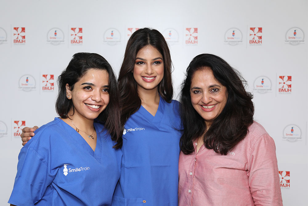 Shruti with former Miss Universe Harnaaz Sandhu