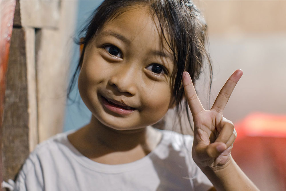 Savannah smiling, flashing a peace sign