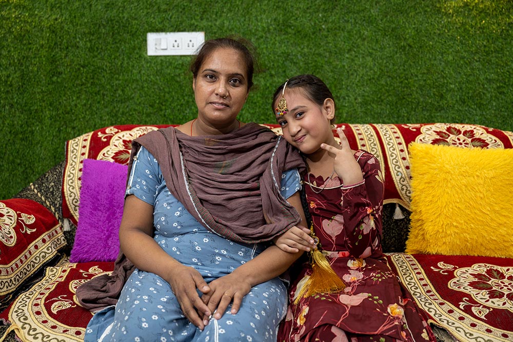 Bhumika smiling and flashing a peace sign with her mother Jyoti after cleft surgery