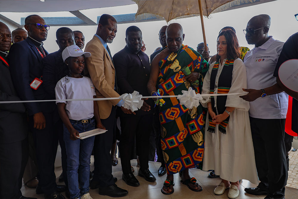 KATH Chairman Nana Prof. Oheneba Boachie-Adjei Woahene II Otumfo Hiahene cutting the ribbon to officially open the new CLC alongside Susie Schaefer and representatives of our other partners in the center