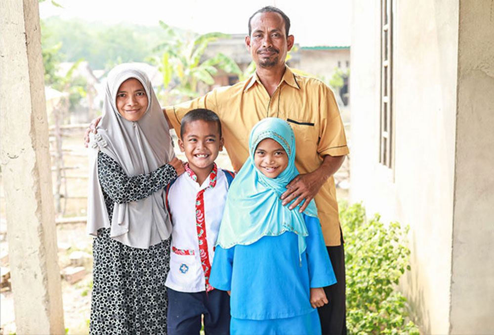 Aira with her mother, father, and brother