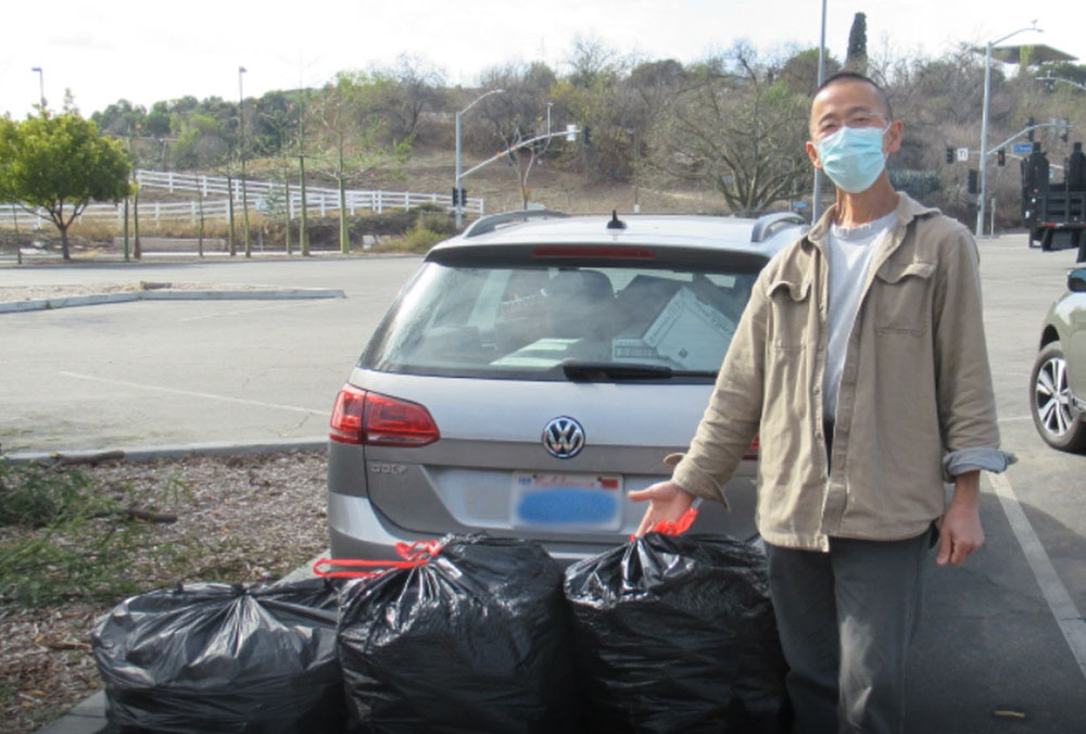 A neighbor collecting recycling for Project Smile