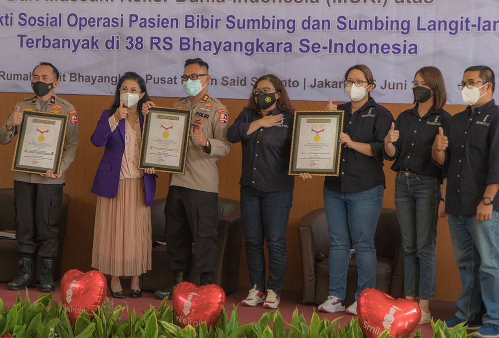 Smile Train Indonesia staff receiving an official certificate from the Indonesian Museum of Records