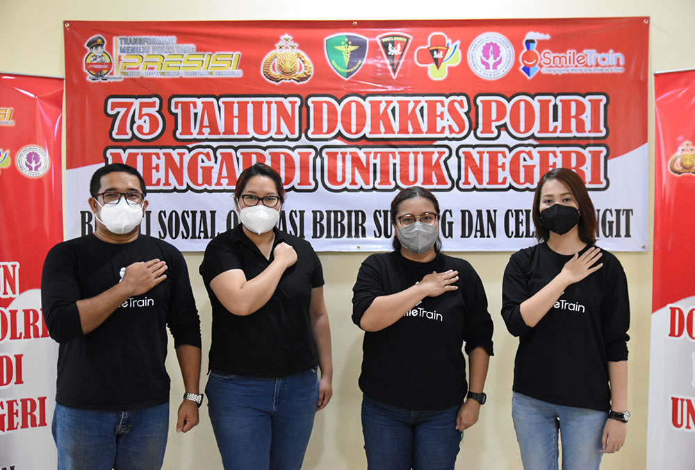 Deasy and other Smile Train Indonesia staff at the record ceremony