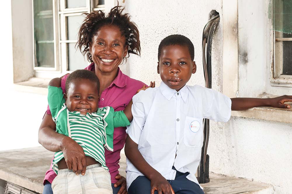 Nkunda happy next to mom and sibling