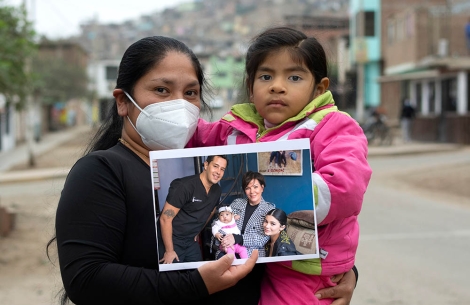 Luz and Mia holding a picture of themselves with Kylie and Kris Jenner 