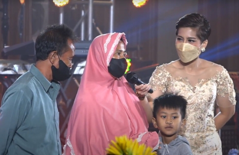 Anugrah with his parents and Daniar Achri at the gala to celebrate Smile Train Indonesia's 100,000th surgery, which he received