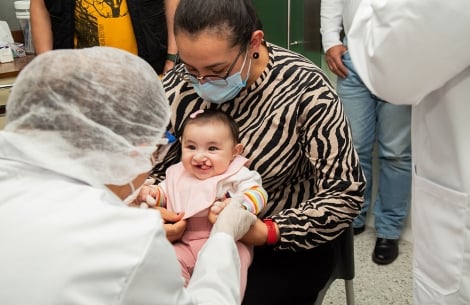 A baby with her mother at FISULAB