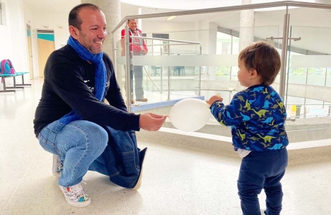 Iván and a young patient play with a balloon