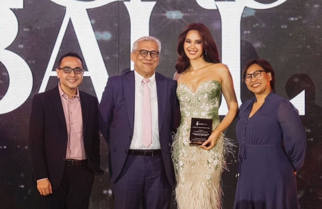Catriona Gray accepting the award alongside Smile Train Philippines staff