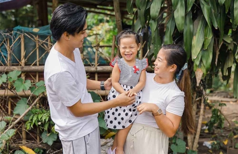 Kaylee smiling and hugging her parents Ken and Selma after cleft surgery