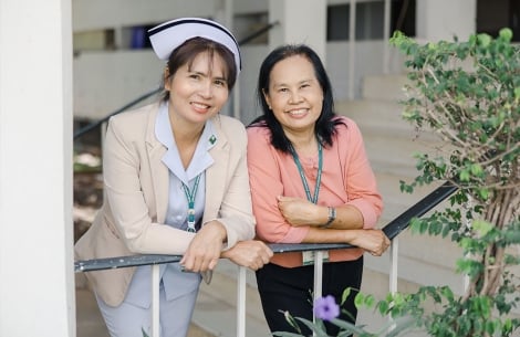 Nurses Yupin and Suteera share a smile