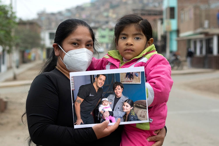 Luz and Mia holding a picture of themselves with Kylie and Kris Jenner 