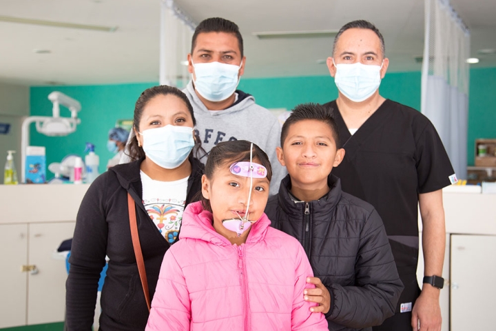 Alex, Kendra, their parents, and a member of their cleft team