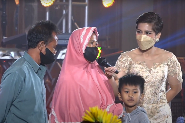 Anugrah with his parents and Daniar Achri at the gala to celebrate Smile Train Indonesia's 100,000th surgery, which he received