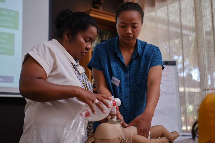 Two health care workers doing anesthesia training with Lifebox