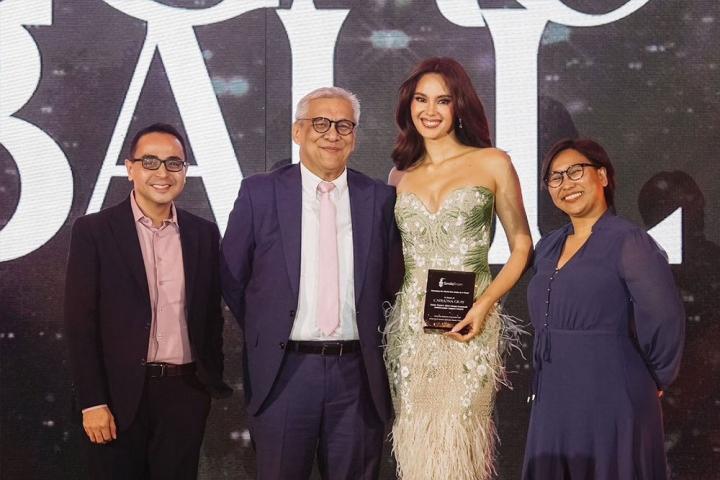 Catriona Gray accepting the award alongside Smile Train Philippines staff