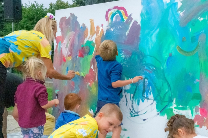 Children painting a mural