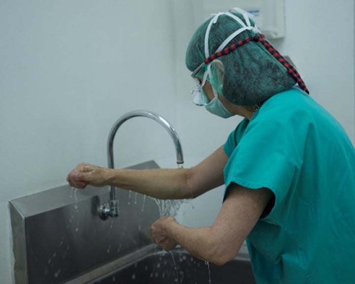 doctor washing hands