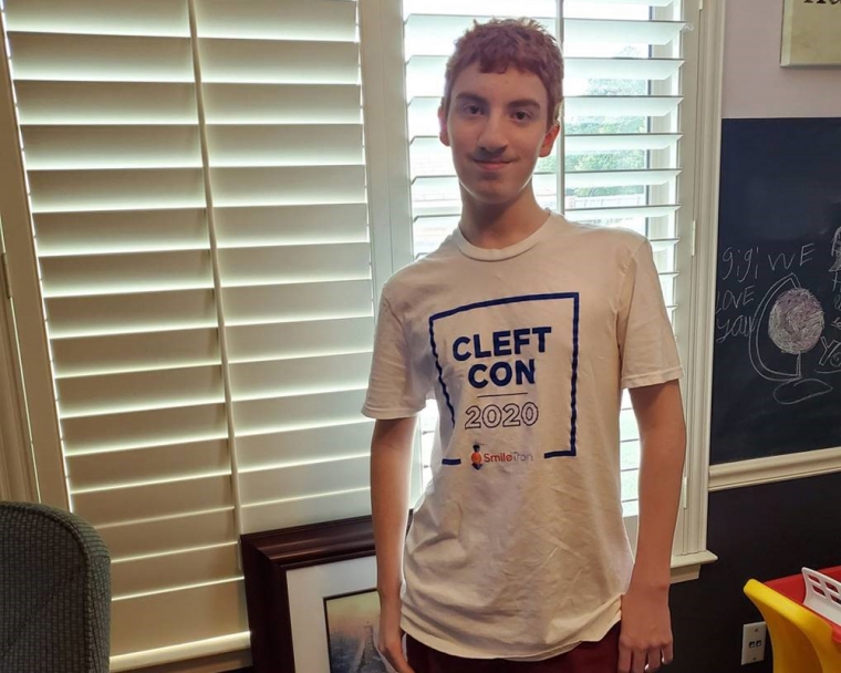 person wearing cleft con shirt