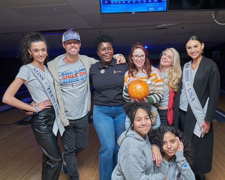Dahlila smiling with Miss USA, Miss Teen USA and CCAC at bowling alley