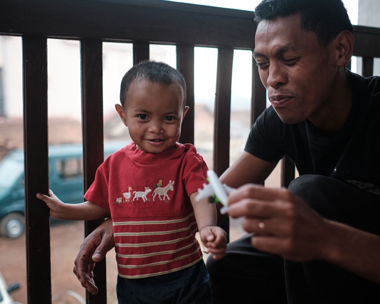 Eden with his father Heriniaina after cleft surgery