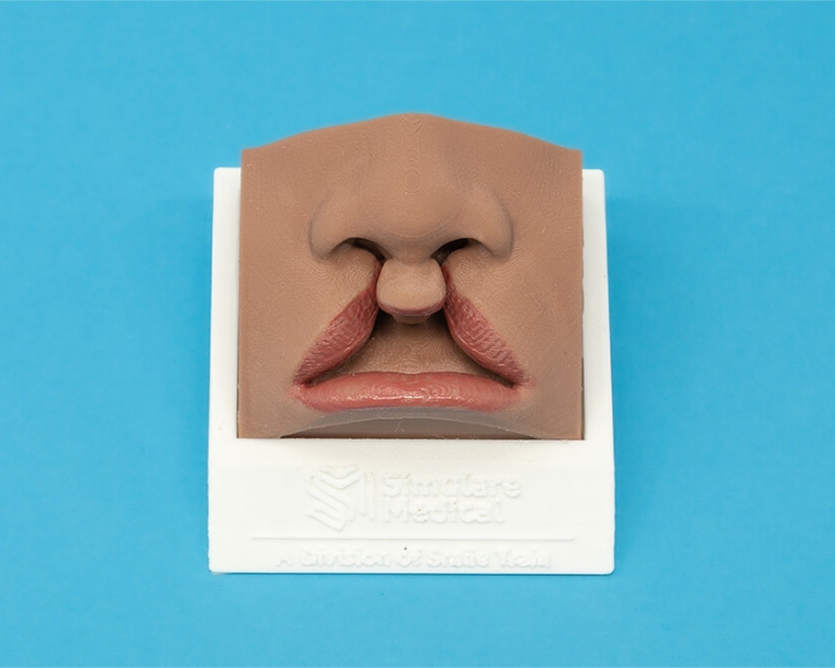 Front angle of a bilateral marking lip