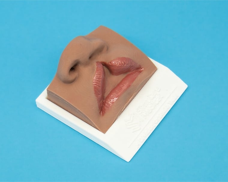 Side angle of an incomplete lip marking
